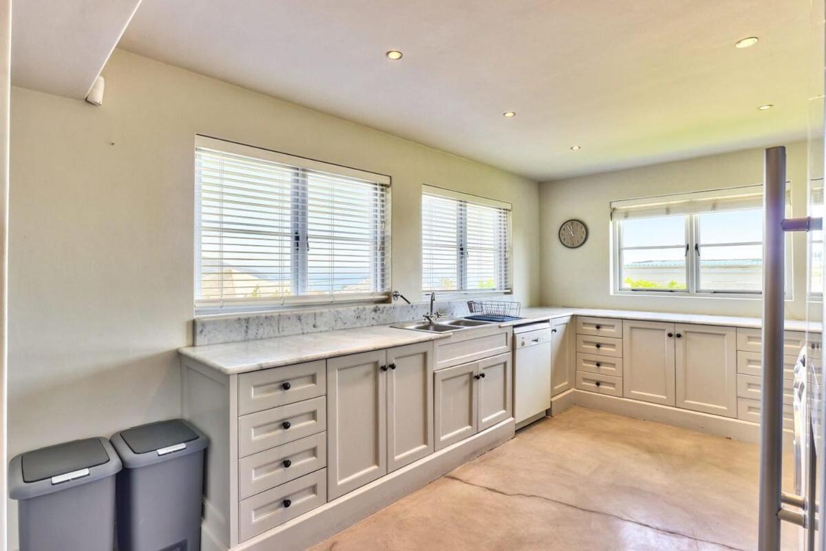 Lush Family In Prestigious Area Villa *