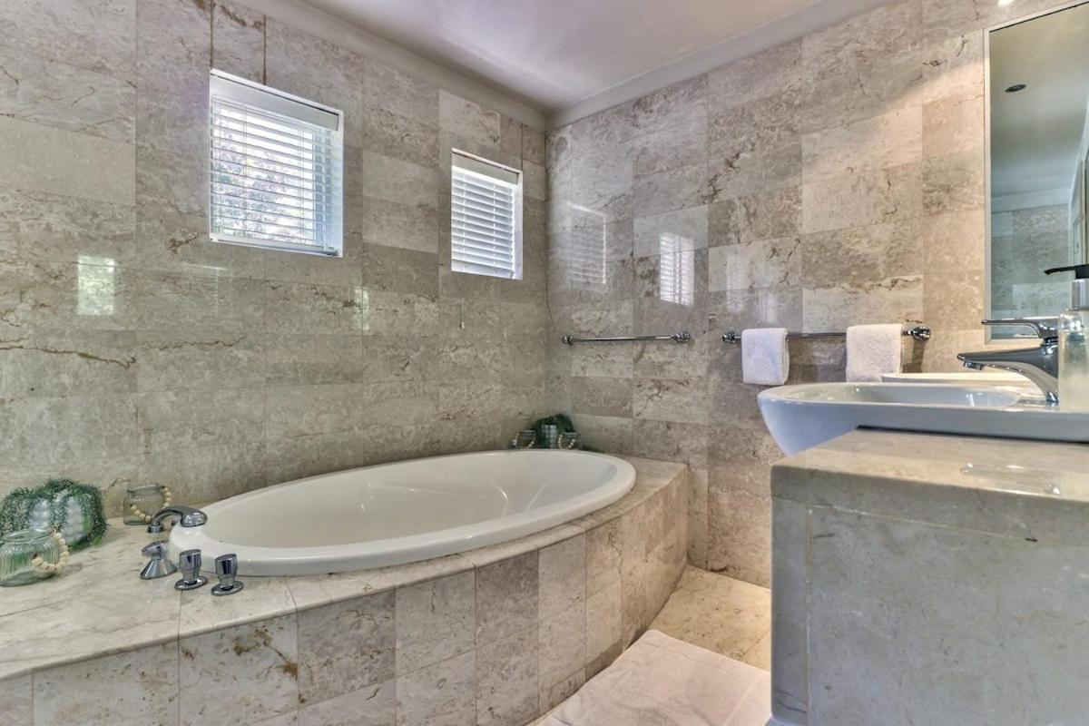 Lush Family In Prestigious Area Villa *